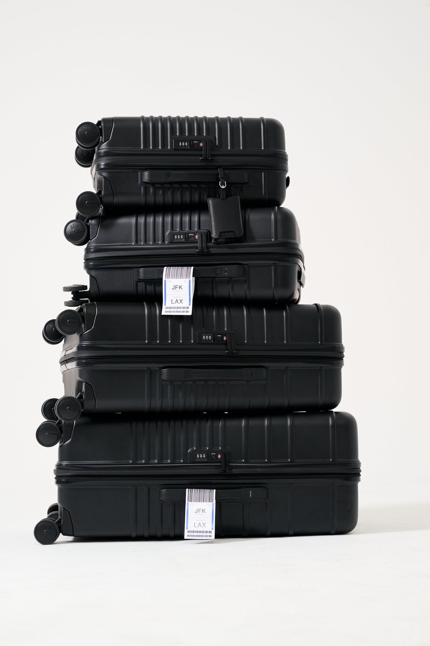 The Medium Check-In Roller in Black