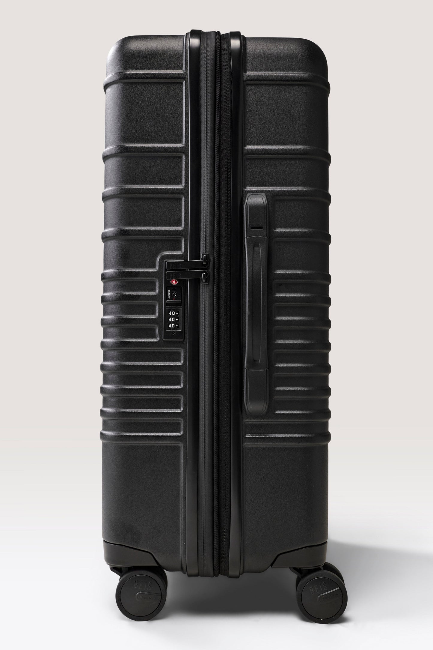 The Medium Check-In Roller in Black